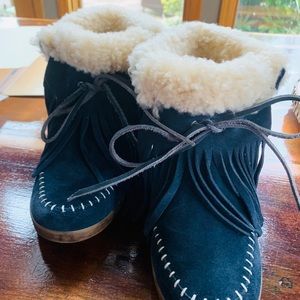 Koolaburra blue suede wedge fringe moccasins